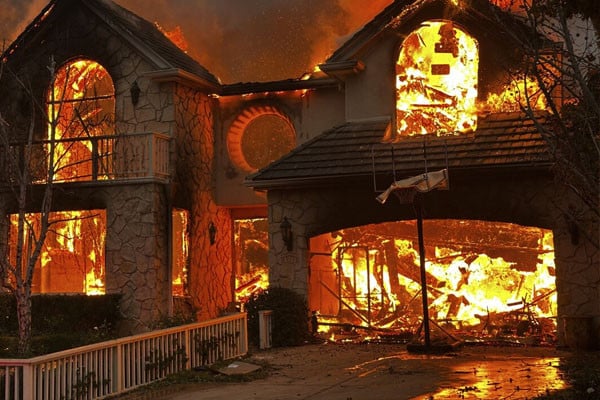 درجنوں فائر بریگیڈ کی گاڑیاں اور عملہ چوبیس گھنٹے کام کر رہے ہیں