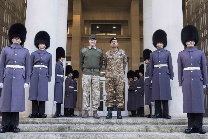 آرمی چیف جنرل سید عاصم منیر سرکاری دورہ پر برطانیہ پہنچ گئے،اہم عسکری و سفارتی ملاقاتیں کریں گے