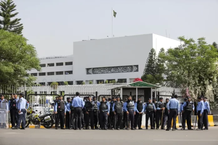 اسلام آباد میں وکلا کا احتجاج شدت اختیار کر گیا، ریڈ زون کے داخلی راستے بند، پولیس اور مظاہرین میں جھڑپیں