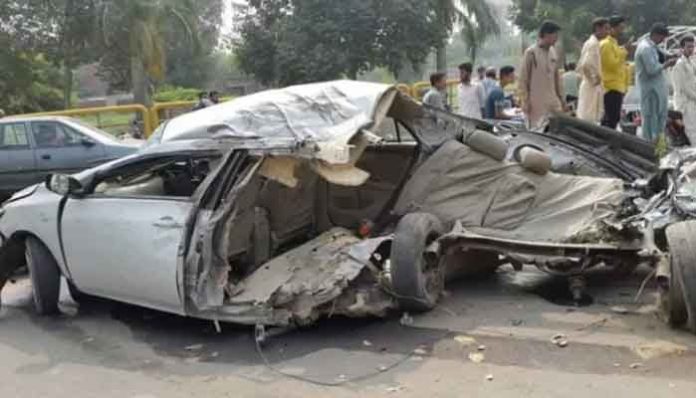 لاہور میں خوفناک ٹریفک حادثہ، 2کمسن طالبات سمیت 5فراد جاں بحق