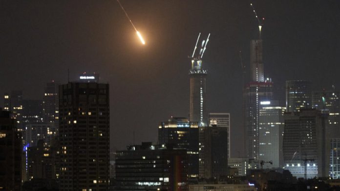 ایران کا اسرائیل پر بڑا حملہ، تل ابیب پر میزائلوں کی یلغار، 4 ہلاک، 63 زخمی، عمارتیں ملبے کا ڈھیر