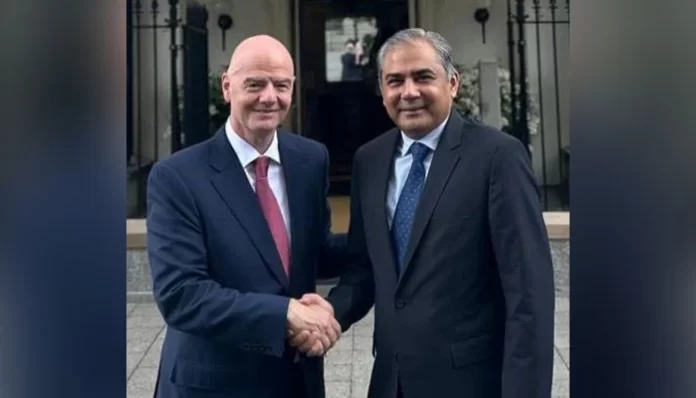 چیئرمین پی سی بی سے فیفا صدر کی ملاقات، تصویر سوشل میڈیا پر وائرل