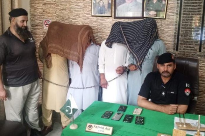 Peshawar، Gang involved in stealing valuable mobile phones from citizens arrested