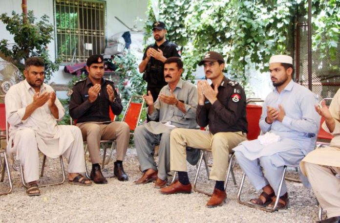 شہادت پر سی سی پی او پشاور کا سوگوار دورہ، لواحقین سے ہمدردانہ ملاقات