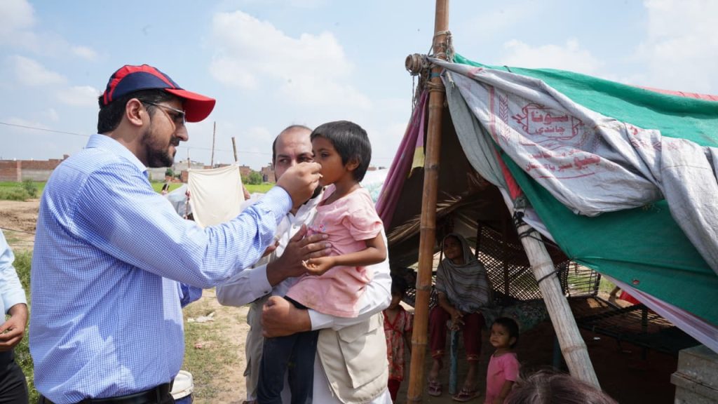 منہاج یونیورسٹی لاہور کے طلبہ کا چوہنگ کے سیلاب متاثرین کے ساتھ اظہارِ یکجہتی