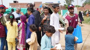 منہاج یونیورسٹی لاہور کے طلبہ کا چوہنگ کے سیلاب متاثرین کے ساتھ اظہارِ یکجہتی