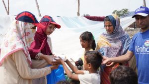 منہاج یونیورسٹی لاہور کے طلبہ کا چوہنگ کے سیلاب متاثرین کے ساتھ اظہارِ یکجہتی