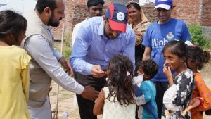 منہاج یونیورسٹی لاہور کے طلبہ کا چوہنگ کے سیلاب متاثرین کے ساتھ اظہارِ یکجہتی