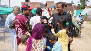 منہاج یونیورسٹی لاہور کے طلبہ کا چوہنگ کے سیلاب متاثرین کے ساتھ اظہارِ یکجہتی