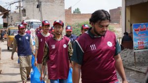 منہاج یونیورسٹی لاہور کے طلبہ کا چوہنگ کے سیلاب متاثرین کے ساتھ اظہارِ یکجہتی