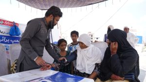 منہاج یونیورسٹی لاہور کے طلبہ کا چوہنگ کے سیلاب متاثرین کے ساتھ اظہارِ یکجہتی