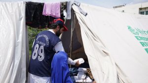 منہاج یونیورسٹی لاہور کے طلبہ کا چوہنگ کے سیلاب متاثرین کے ساتھ اظہارِ یکجہتی