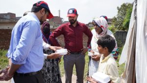 منہاج یونیورسٹی لاہور کے طلبہ کا چوہنگ کے سیلاب متاثرین کے ساتھ اظہارِ یکجہتی