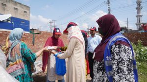 منہاج یونیورسٹی لاہور کے طلبہ کا چوہنگ کے سیلاب متاثرین کے ساتھ اظہارِ یکجہتی