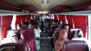 منہاج یونیورسٹی لاہور کے طلبہ کا چوہنگ کے سیلاب متاثرین کے ساتھ اظہارِ یکجہتی