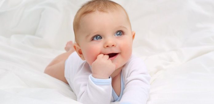 نیلی آنکھوں والا بچہ پیدا کرنے کی خواہش میں خاتون نے اپنی آنکھوں کا رنگ تبدیل کروا لیا