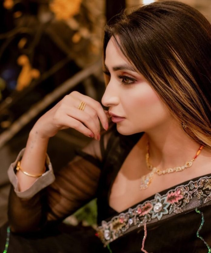 15 منٹ میں ایک لاکھ سے زائد کماتی ہوں، تنقید کی پروا نہیں؛ٹک ٹاکر وردہ ملک