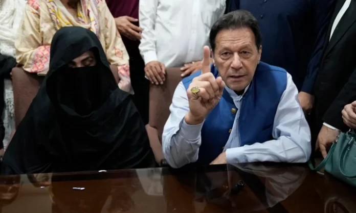 عمران خان کے دورِ اقتدار میں بشریٰ بی بی کا اہم سرکاری فیصلوں پر اثر، برطانوی جریدے کا دعویٰ