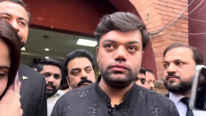 ڈکی بھائی کی رہائی کے بعد اہلیہ کے ہمراہ پہلی جھلک نے مداحوں کو پریشان کر دیا