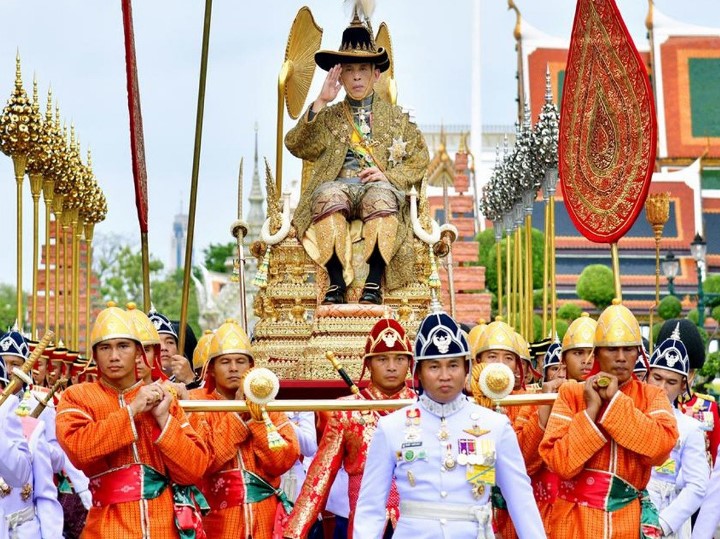 کرایے کے پیسوں پر دنیا میں سب سے شاہانہ زندگی گزارنے والا بادشاہ کون ہے؟