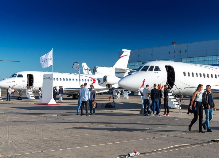 کرایے کے پیسوں پر دنیا میں سب سے شاہانہ زندگی گزارنے والا بادشاہ کون ہے؟