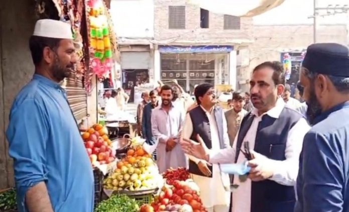 On the instructions of Deputy Commissioner Rajanpur, Additional Deputy Commissioner along with Para Force visited various areas.