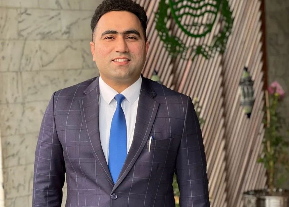 ملازمت بھی جاری، پی ایچ ڈی بھی مکمل ،عادل نواز خان کا قابلِ رشک کارنامہ