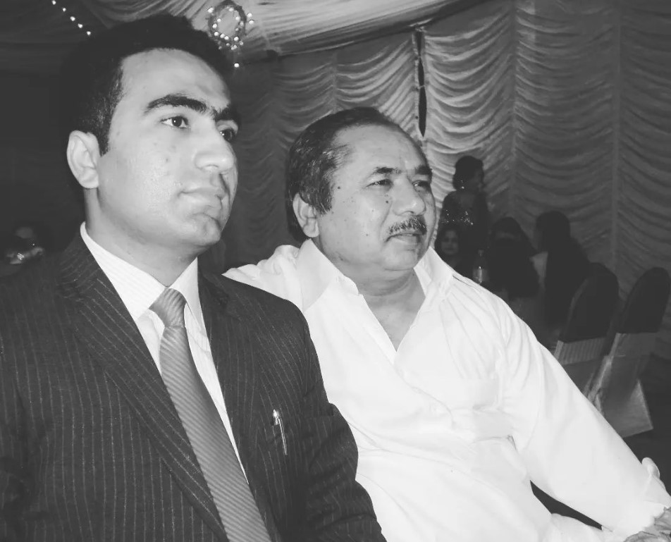 عادل نواز خان کی اپنے والد (مرحوم) کے ہمراہ یادگار تصویر