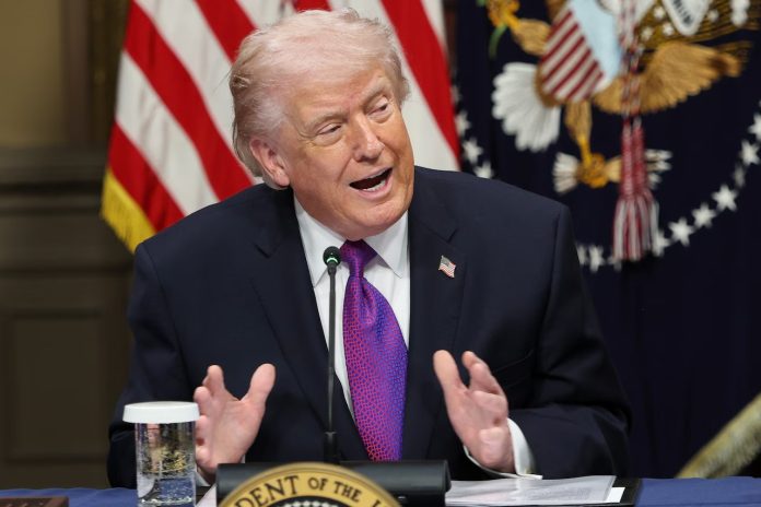 ایران کو مکمل طور پر کمزور کرنے کی جنگ لڑ رہے ہیں، ٹرمپ