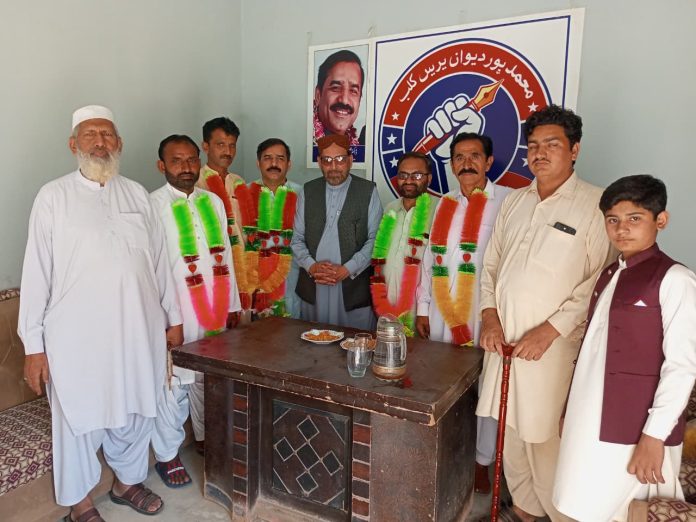 معزز مہمان سردار شاکر خان مزاری نے پریس کلب کے تمام عہدیداران کو پھولوں کے ہار پہنائے اور ان کے لیے نیک خواہشات کا اظہار کیا