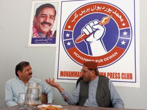 سردار شاکر خان مزاری کا محمد پور دیوان پریس کلب کا دورہ، نو منتخب عہدیداران کو مبارکباد