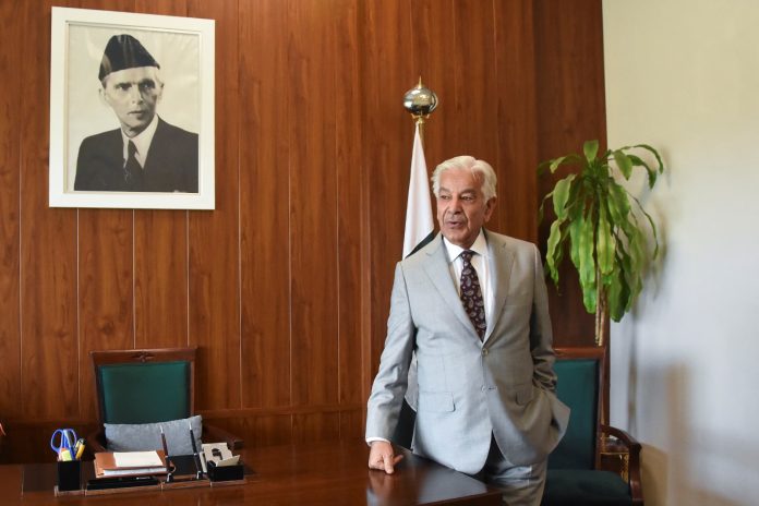 بھارت نے پنگا لیا تو سخت جواب دیں گے، وزیرِ دفاع کا دوٹوک پیغام