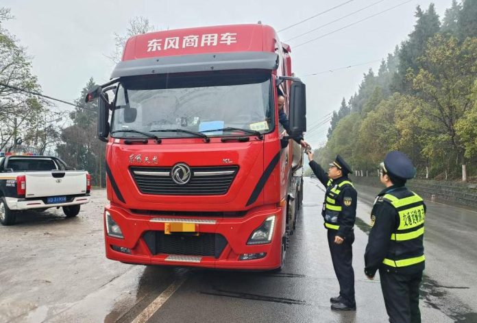 شوہر کو رنگے ہاتھوں پکڑنے کیلئے بیوی ٹرک پر لٹک گئی، چین میں حیران کن واقعہ