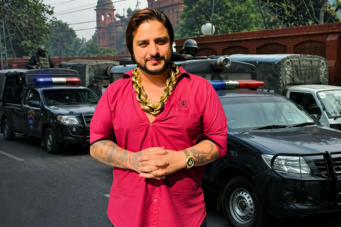 ٹک ٹاکر کاشف ضمیر ایک اور مبینہ فراڈ کیس میں نامزد، گرفتاری کے لیے چھاپے