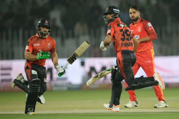 پی ایس ایل: اسلام آباد یونائیٹڈ کا لاہور قلندرز کیخلاف ٹاس جیت کر بولنگ کا فیصلہ