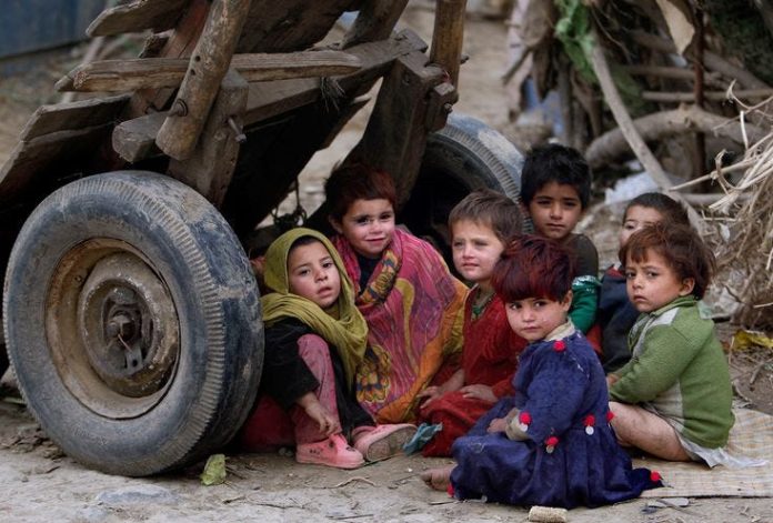 پاکستان میں غربت میں خطرناک اضافہ، لاکھوں شہری روزگار کی تلاش میں بیرونِ ملک روانہ
