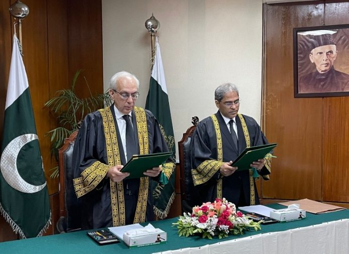 چیف جسٹس یحییٰ آفریدی روس روانہ، جسٹس منیب اختر نے قائم مقام چیف جسٹس کا حلف اٹھا لیا