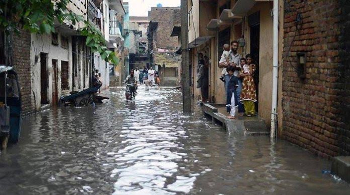 راولپنڈی میں شدید بارش سے نشیبی علاقے زیرِ آب، گھروں میں 6 فٹ تک پانی داخل